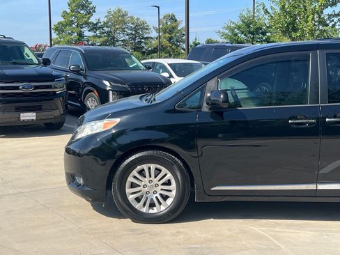 Used 2015 Toyota Sienna XLE w/ XLE Navigation Package FWD image 7