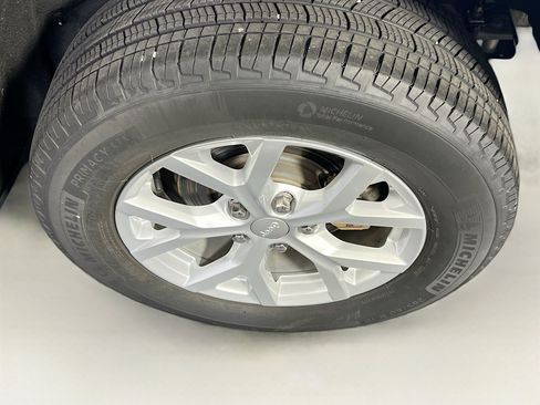 Used 2023 Jeep Grand Cherokee Limited AWD/4WD image 30