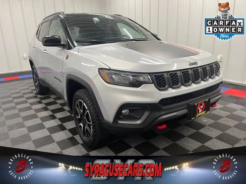 Used 2025 Jeep Compass Trailhawk AWD/4WD image 1
