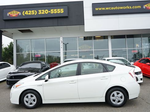 Used 2011 Toyota Prius Four w/ Navigation Pkg image 2