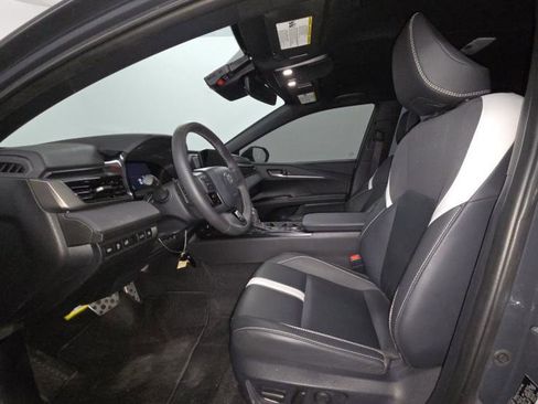 Used 2025 Toyota Camry SE w/ Convenience Package image 8