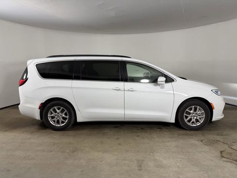 Used 2022 Chrysler Pacifica Touring-L FWD image 6