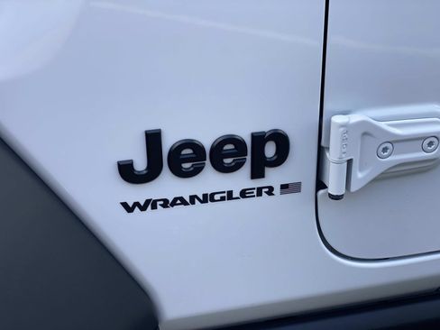 Used 2025 Jeep Wrangler Willys AWD/4WD image 13