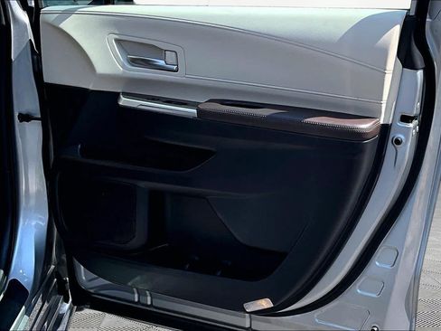 Certified 2023 Toyota Sienna Platinum FWD image 23