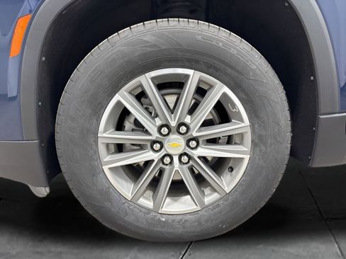 Used 2023 Chevrolet Traverse LT w/ Rear Camera Mirror Package image 18