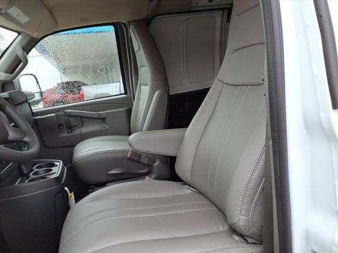 Used 2025 GMC Savana 2500 w/ Driver Convenience Package image 11