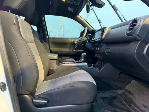 Used 2023 Toyota Tacoma TRD Off-Road w/ Technology Package AWD/4WD image 30