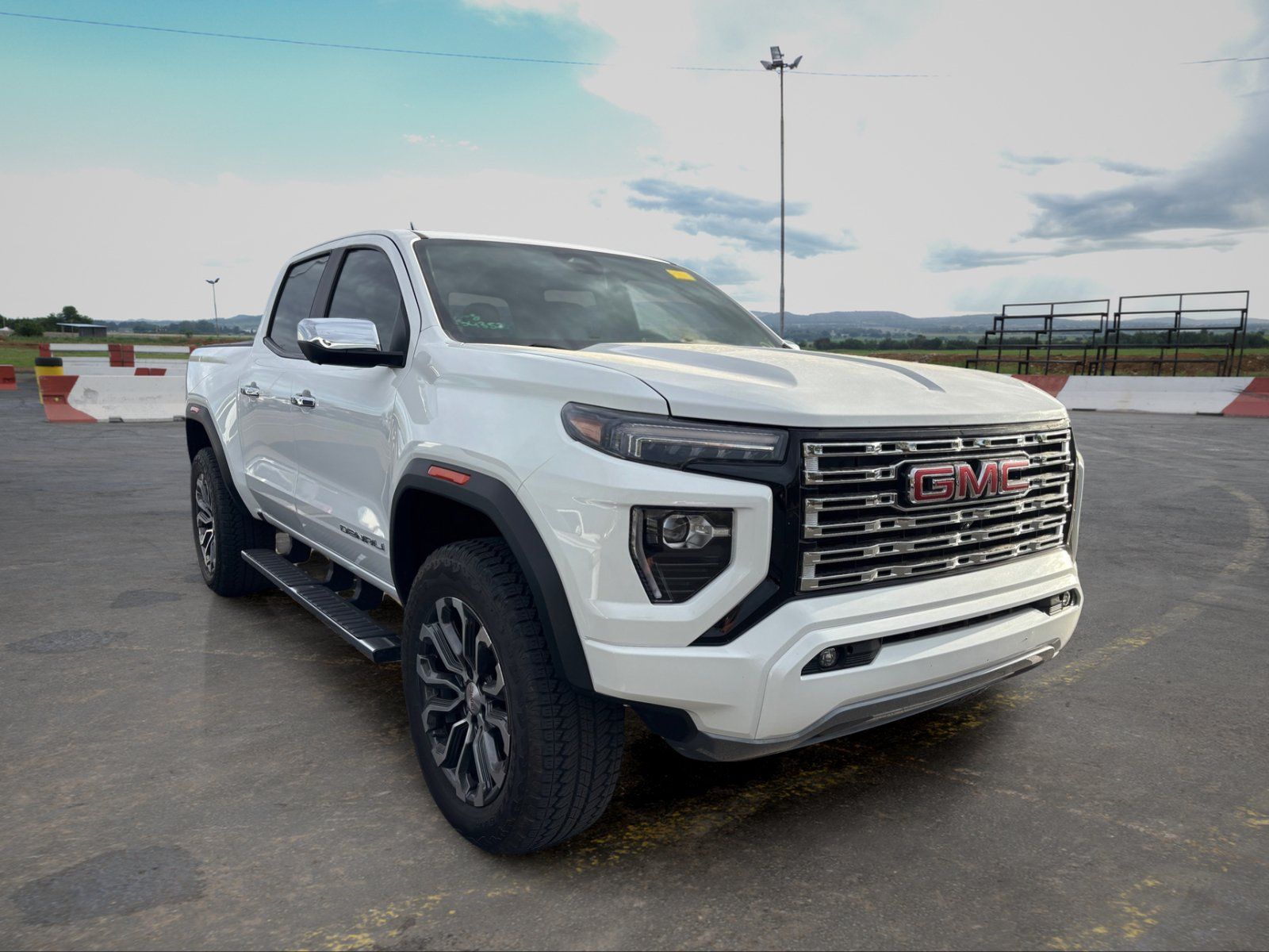 Used 2025 GMC Canyon Denali AWD/4WD image 2