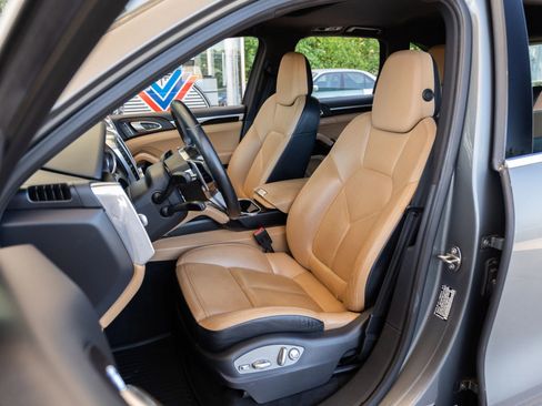 Used 2016 Porsche Cayenne w/ Premium Package image 16