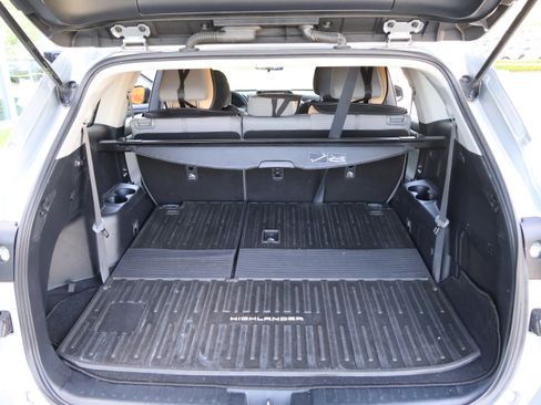 Used 2020 Toyota Highlander L FWD image 35