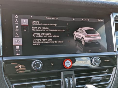 Certified 2025 Porsche Macan AWD/4WD image 18