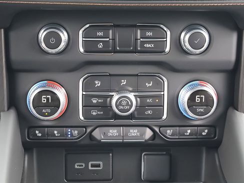 Used 2024 GMC Yukon XL AT4 w/ AT4 Premium Package AWD/4WD image 18