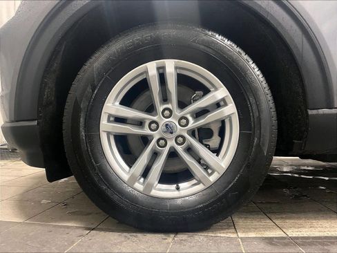 Used 2023 Ford Explorer XLT w/ Equipment Group 202A image 7