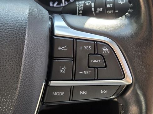 Used 2021 Toyota Highlander XLE AWD/4WD image 31