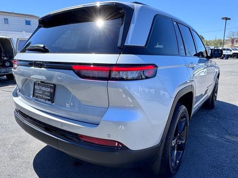 Used 2025 Jeep Grand Cherokee Altitude AWD/4WD image 7