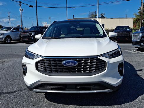 Used 2025 Ford Escape PHEV w/ Class II Trailer Tow Package image 2