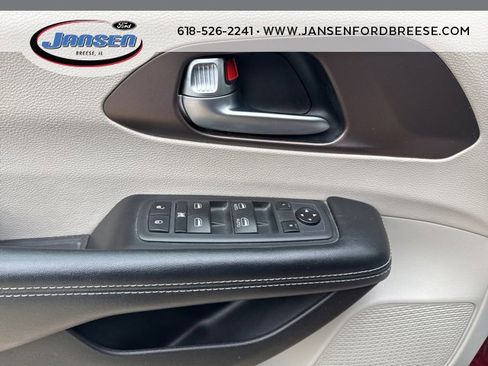 Used 2021 Chrysler Voyager Lxi image 8