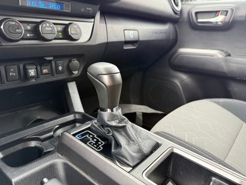 Used 2021 Toyota Tacoma TRD Sport w/ Technology Package image 18