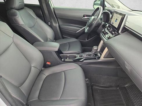 Used 2023 Toyota Corolla Cross XLE w/ Convenience Package FWD image 19