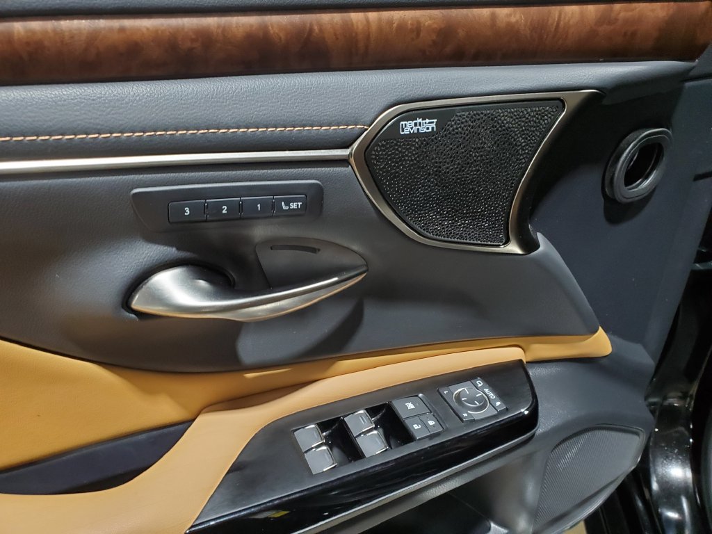 Used 2022 Lexus ES 300h w/ Accessory Package FWD image 37