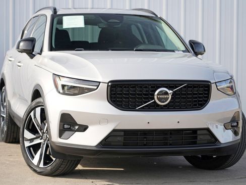 Used 2023 Volvo XC40 B5 Ultimate w/ Protection Package Premier image 4
