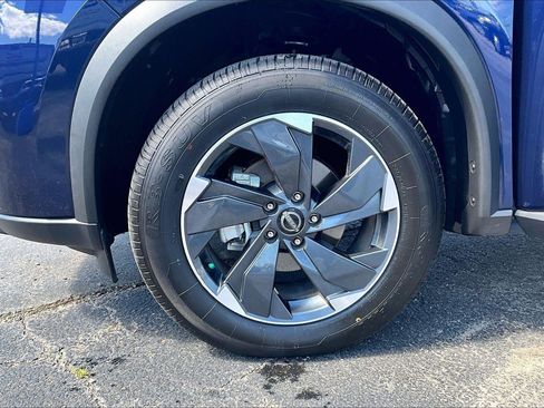 Used 2025 Nissan Rogue SV AWD/4WD image 9