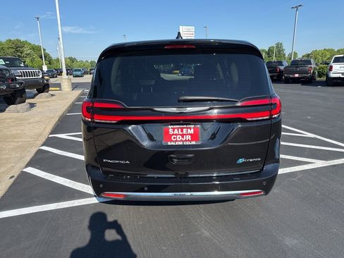 Used 2024 Chrysler Pacifica Limited FWD image 7