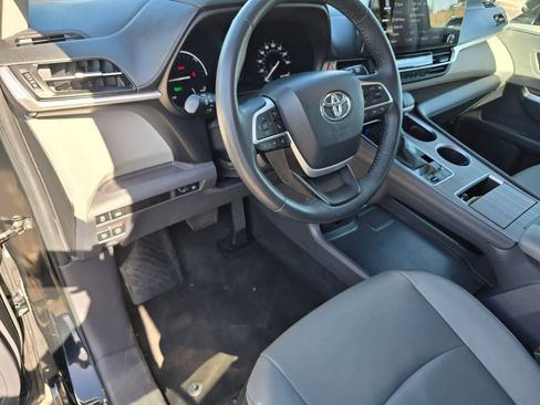Used 2024 Toyota Sienna XLE FWD image 13