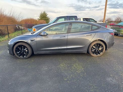 Used 2023 Tesla Model 3 Standard Range image 2