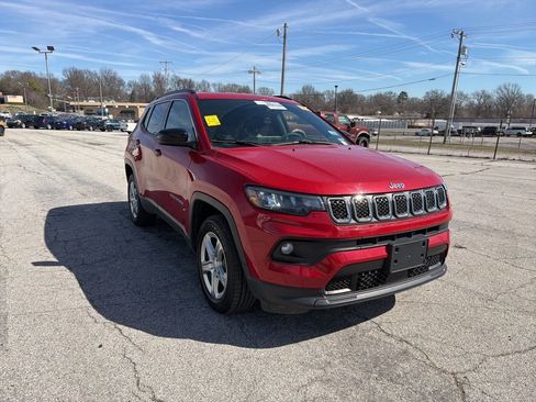 Used 2023 Jeep Compass Latitude image 4