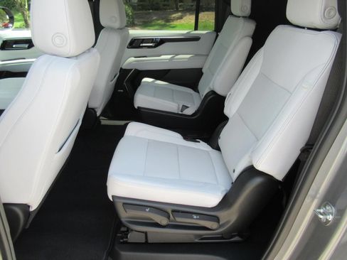 Used 2026 Chevrolet Suburban Premier AWD/4WD image 34