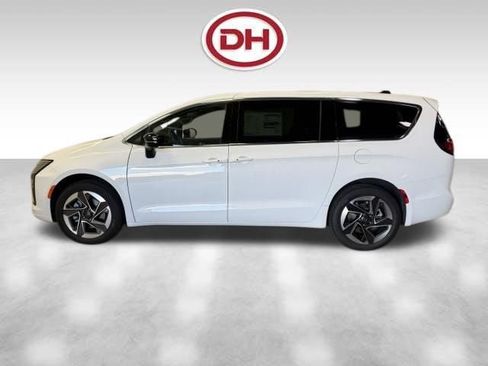 New 2027 Chrysler Pacifica Limited AWD/4WD image 8