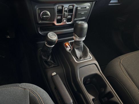 Used 2025 Jeep Wrangler Unlimited Sahara AWD/4WD image 41