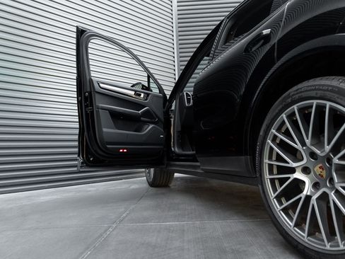 Certified 2022 Porsche Cayenne S AWD/4WD image 13