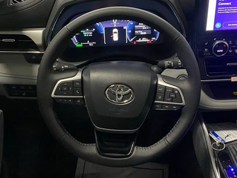 New 2026 Toyota Highlander Platinum image 18