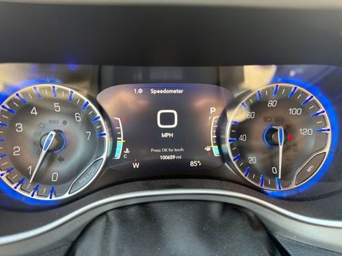 Used 2020 Chrysler Pacifica Touring-L Plus FWD image 4