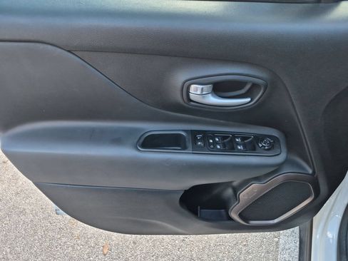 Used 2023 Jeep Renegade Latitude AWD/4WD image 10