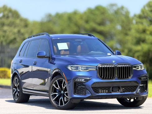 Used 2022 BMW X7 xDrive40i w/ M Sport Package AWD/4WD image 4
