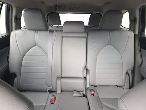 Used 2023 Toyota Highlander XLE AWD/4WD image 13