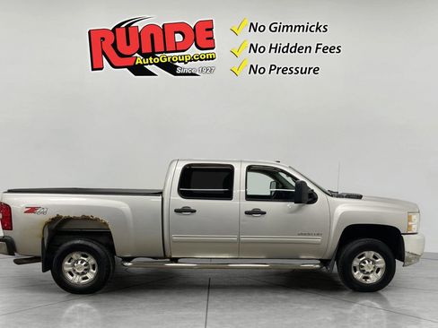 Used 2010 Chevrolet Silverado 2500 LT w/ Interior Plus Package AWD/4WD image 6