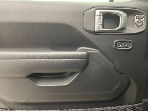 Used 2022 Jeep Gladiator Sport image 8