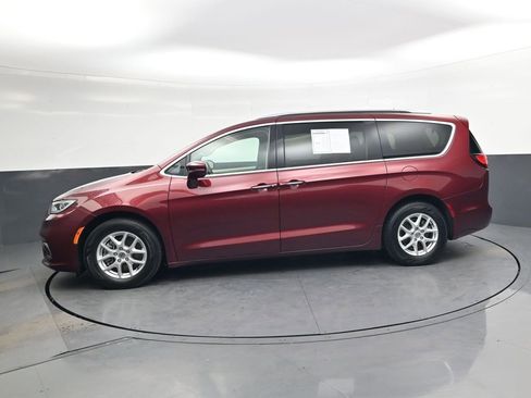 Used 2021 Chrysler Pacifica Touring-L image 8