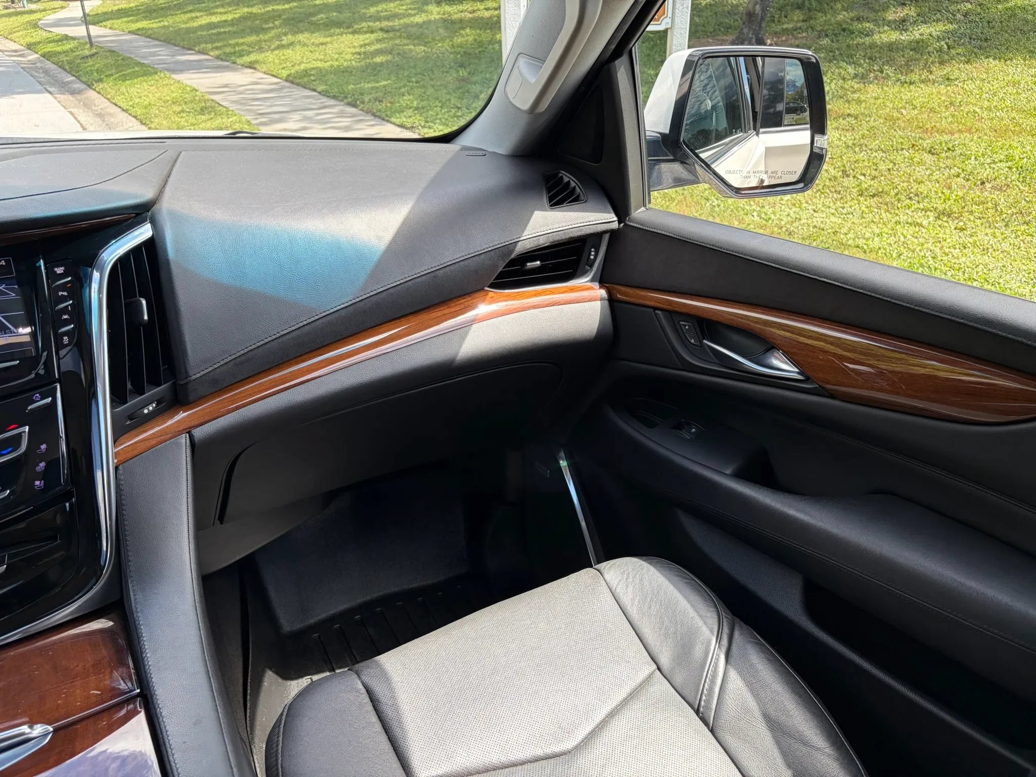 Used 2016 Cadillac Escalade Luxury RWD image 40