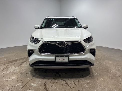Used 2021 Toyota Highlander Platinum image 3