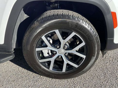 Used 2025 Jeep Grand Cherokee Limited image 40