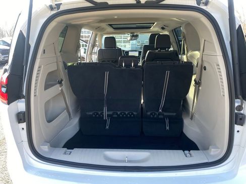 Used 2024 Chrysler Pacifica Limited image 21