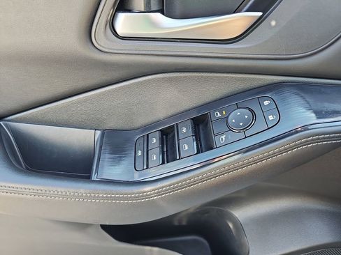 Used 2024 Nissan Rogue SV FWD image 32