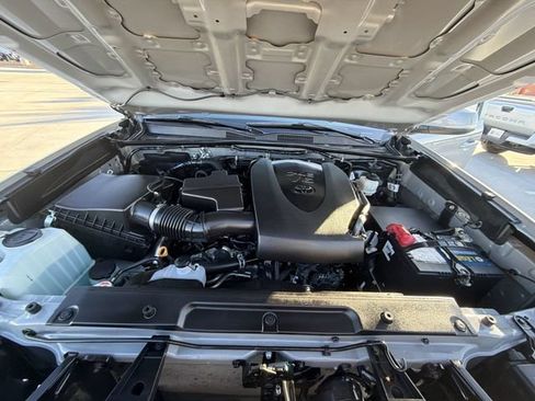 Certified 2021 Toyota Tacoma SR5 AWD/4WD image 32