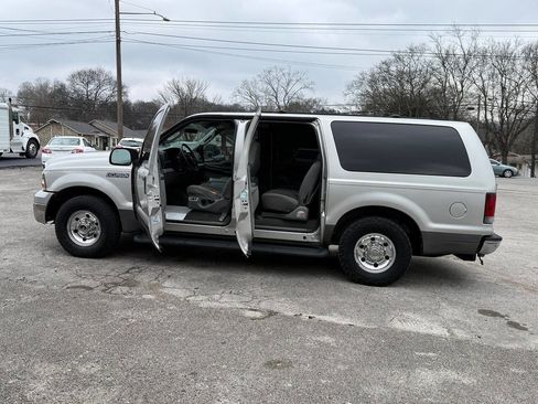 Used 2005 Ford Excursion XLT image 19