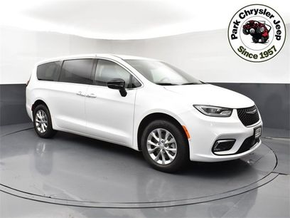New 2025 Chrysler Pacifica Select